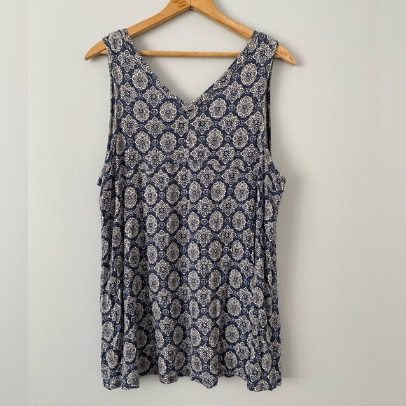 Max Jeans Size XL Women's V-Neck Tank Top Flowy Sleeveless Top Geometric Pattern - Picture 2 of 8